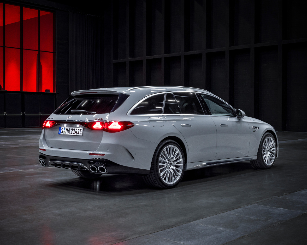 Вид сзади на автомобиль Mercedes-AMG E 53 HYBRID 4MATIC+ Estate 2024 года