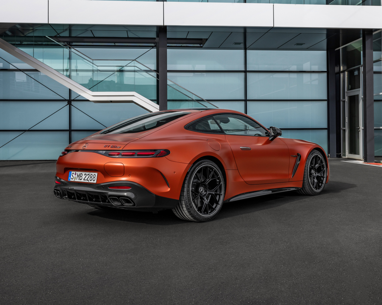 Вид сзади на красный автомобиль Mercedes-AMG GT 63 S E Performance 2024  года