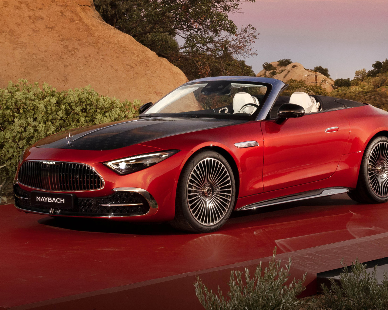 Красный автомобиль Mercedes-Maybach SL 680 Monogram Series 2024 года