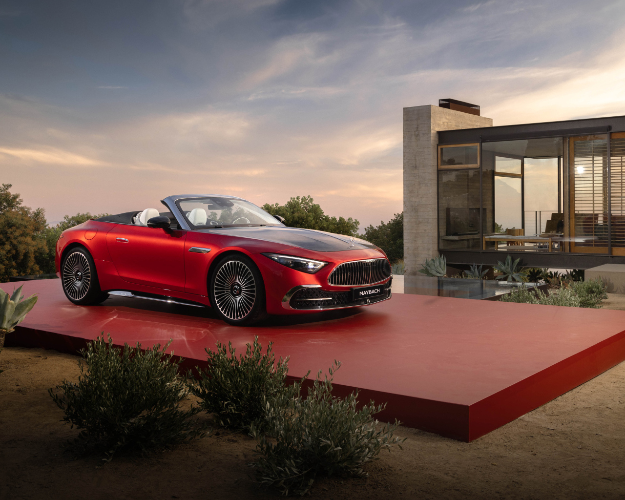 Красный автомобиль Mercedes-Maybach SL 680 Monogram Series 2024 года у дома