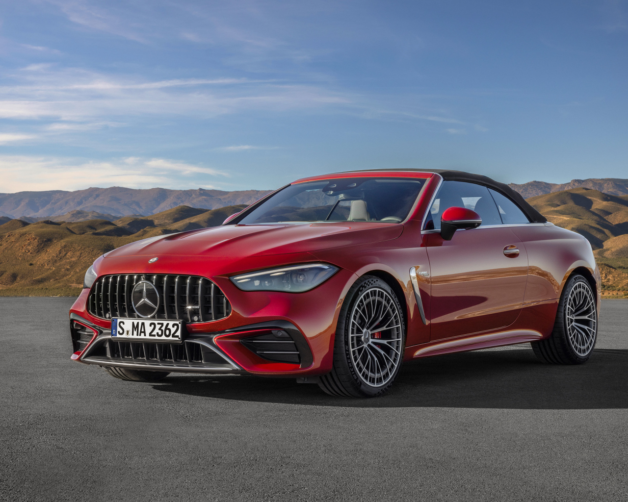 Красный автомобиль Mercedes-AMG CLE 53 4MATIC+ Cabriolet 2024 года