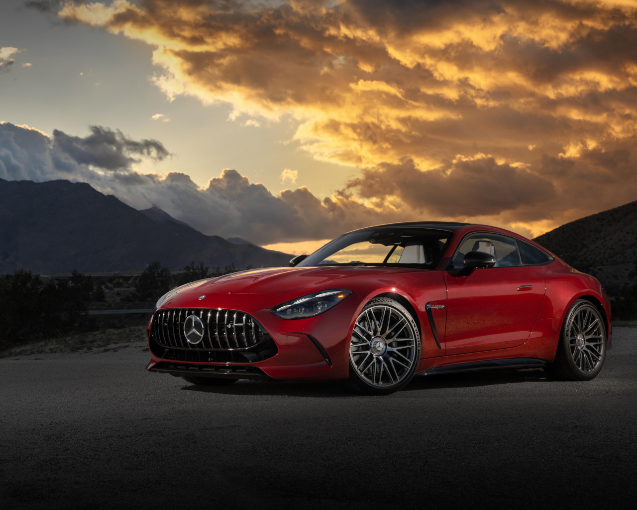 Красный автомобиль Mercedes-AMG GT 63 4MATIC+ 2024 года на закате