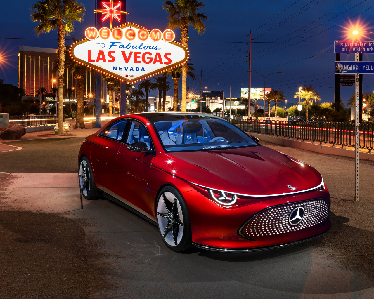 Красный автомобиль Mercedes-Benz Concept CLA Class