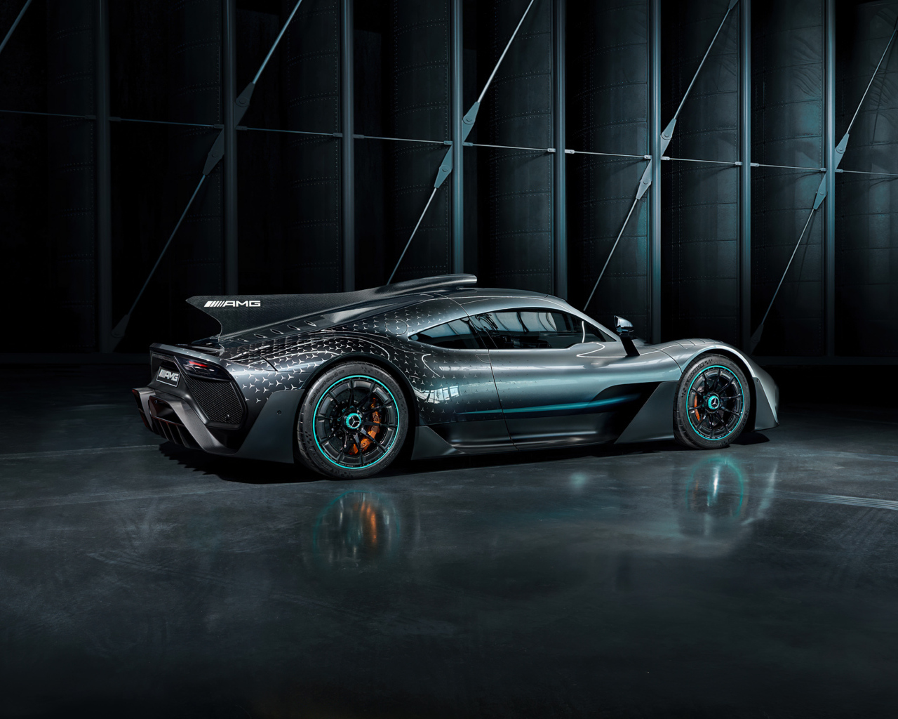 Вид сбоку на спортивный автомобиль Mercedes-AMG ONE