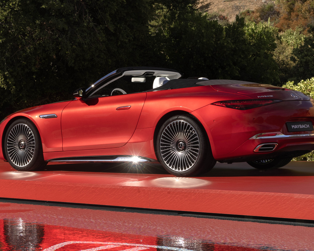 Вид сбоку на красный автомобиль Mercedes-Maybach SL 680 Monogram Series 2024  года