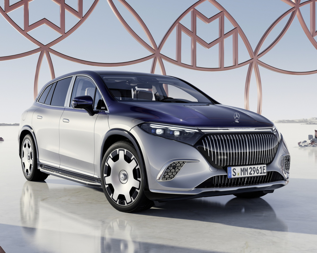 Серебристый автомобиль Mercedes Maybach EQS 680