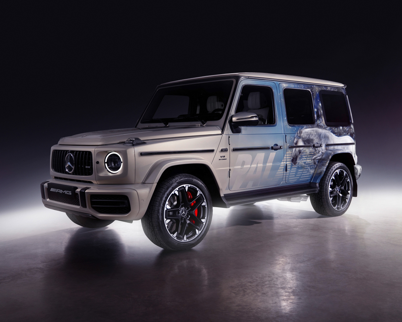 Серебристый джип Mercedes-AMG G 63