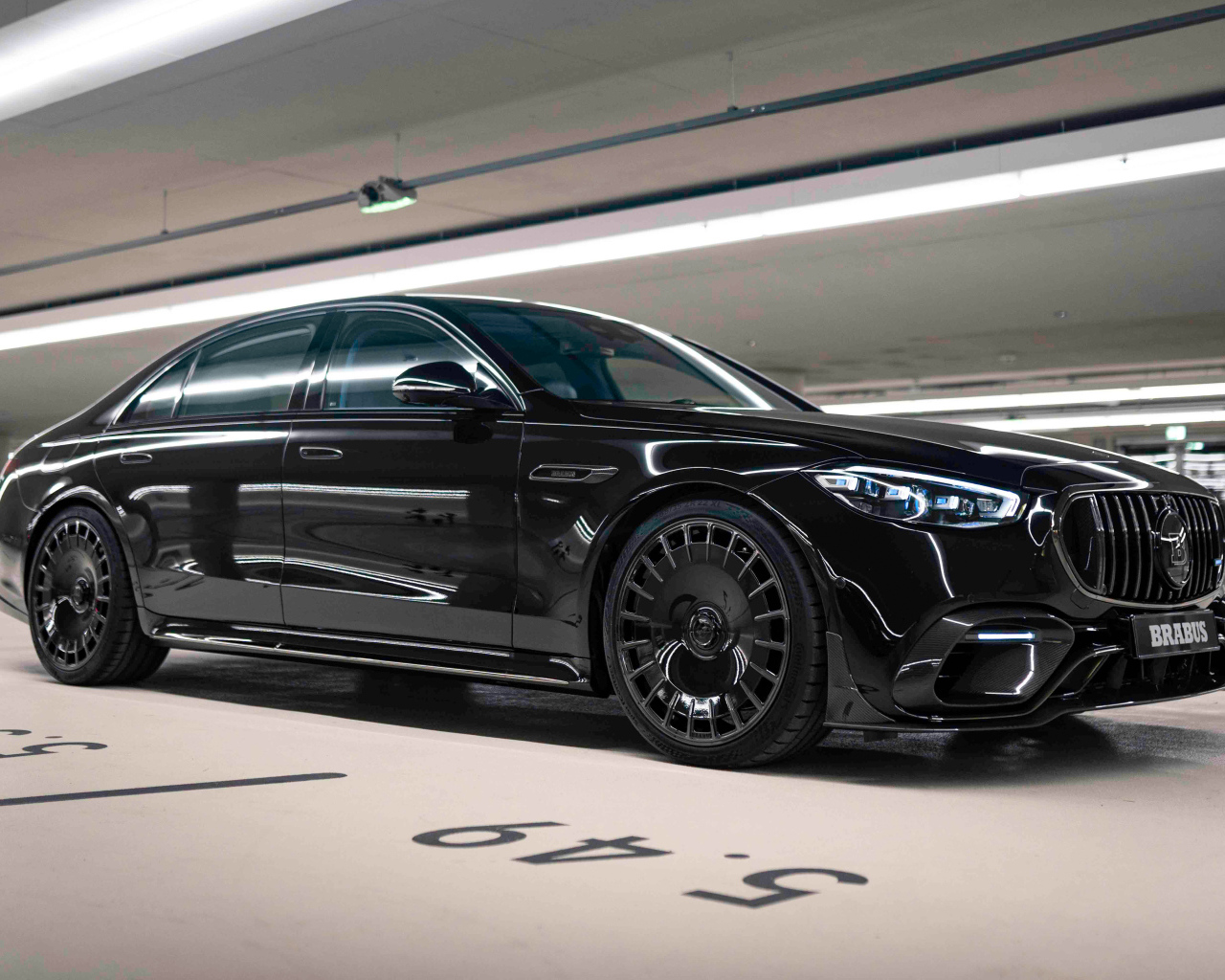 Стильный черный автомобиль Mercedes-AMG S 63 E Performance Brabus 930