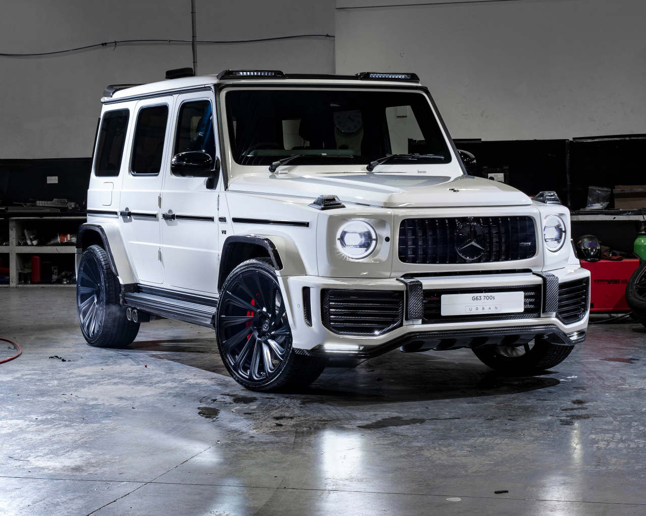 Белый внедорожник Urban Automotive Mercedes-AMG G 63