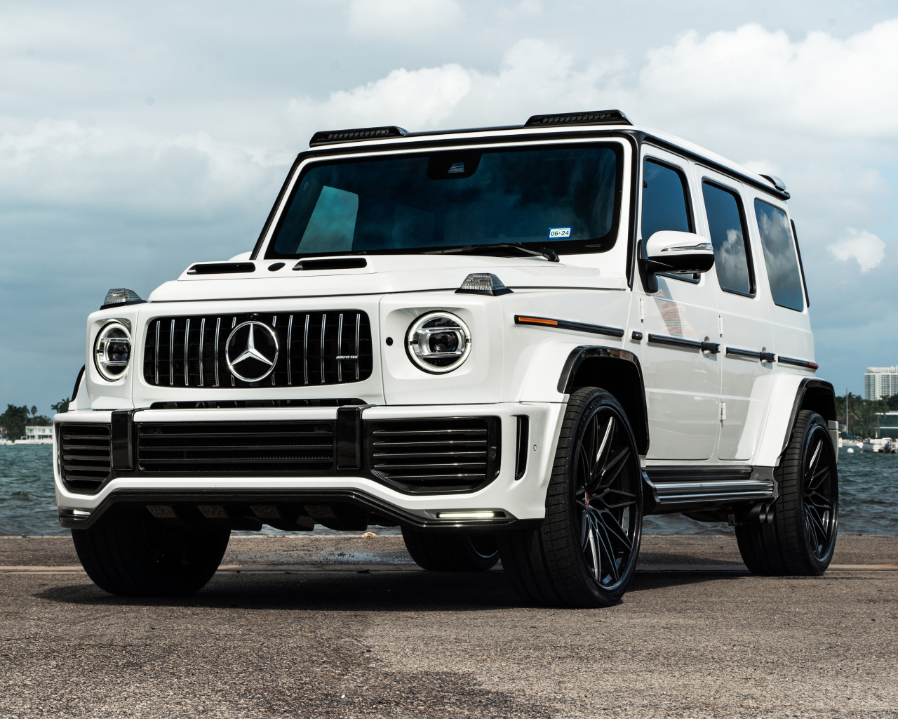 Белый автомобиль Urban Automotive Mercedes-AMG G 63 2024 года