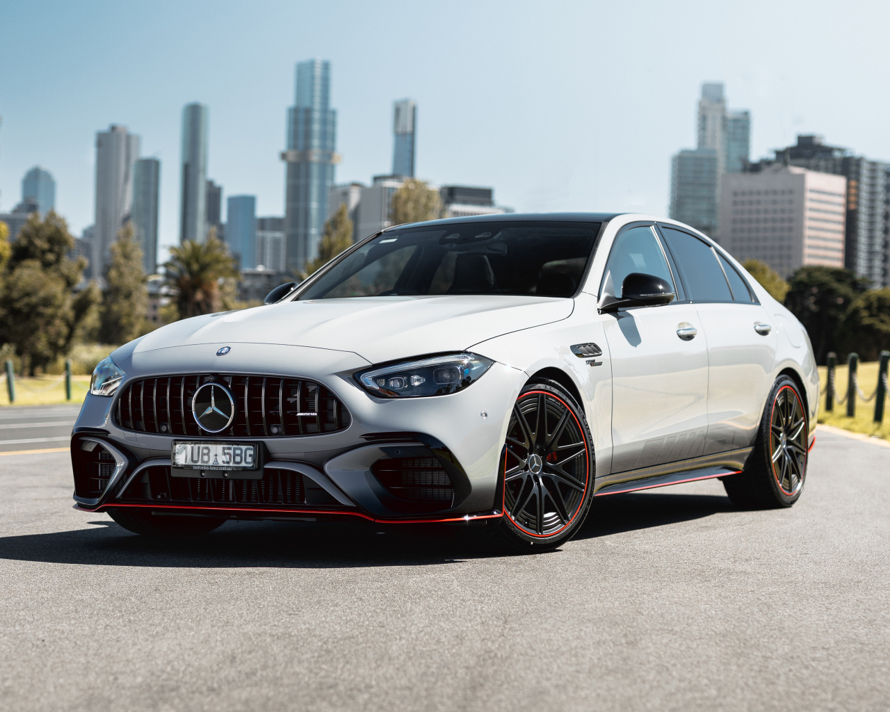 Белый автомобиль  Mercedes-AMG C 63 S E Performance F1 Edition 2024 года