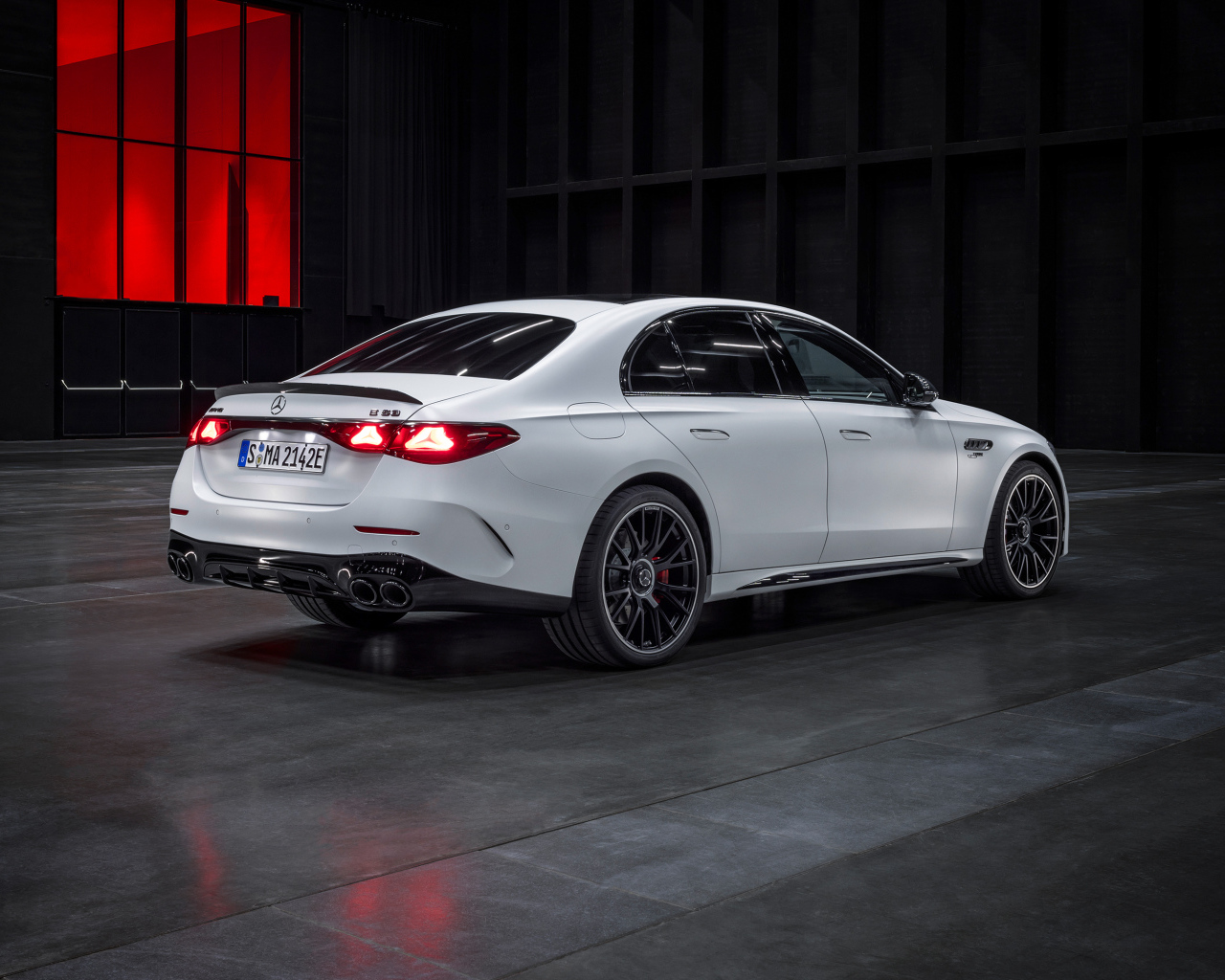 Белый автомобиль Mercedes-AMG E 53 HYBRID 4MATIC+ 2024  года вид сзади