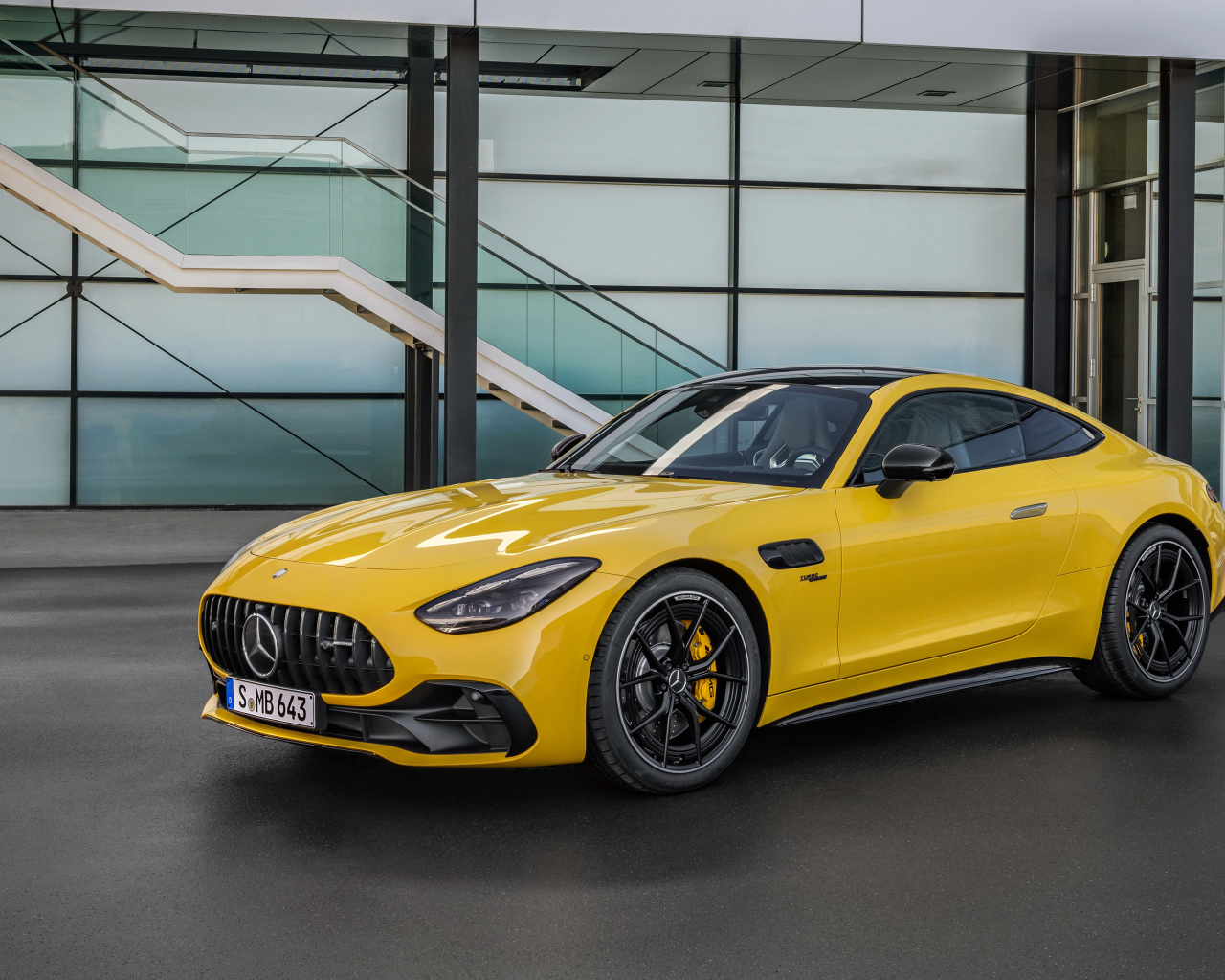 Желтый автомобиль Mercedes-AMG GT 43 Coupe 2024 года