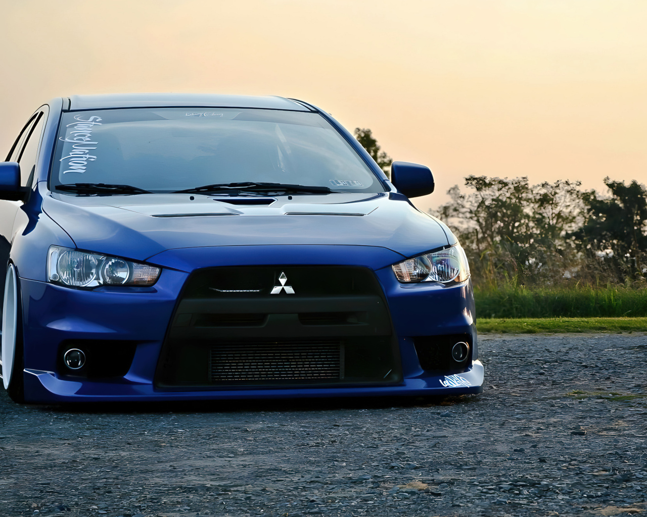 Синий автомобиль Mitsubishi Lancer Evo JDM