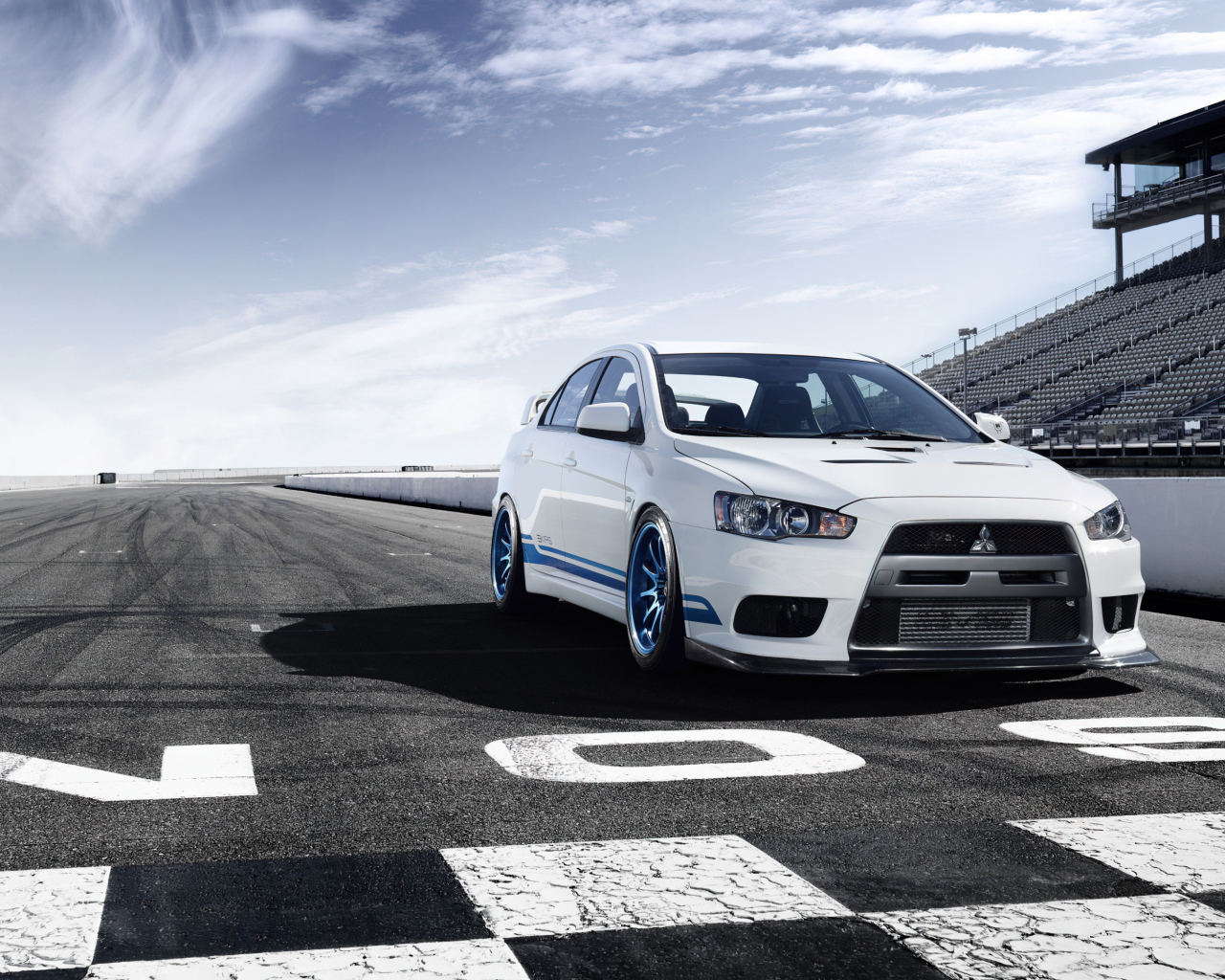 Белый автомобиль Mitsubishi Lancer Evolution JDM