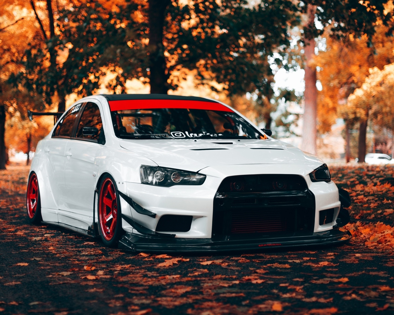 Белый автомобиль Mitsubishi Lancer Evolution X
