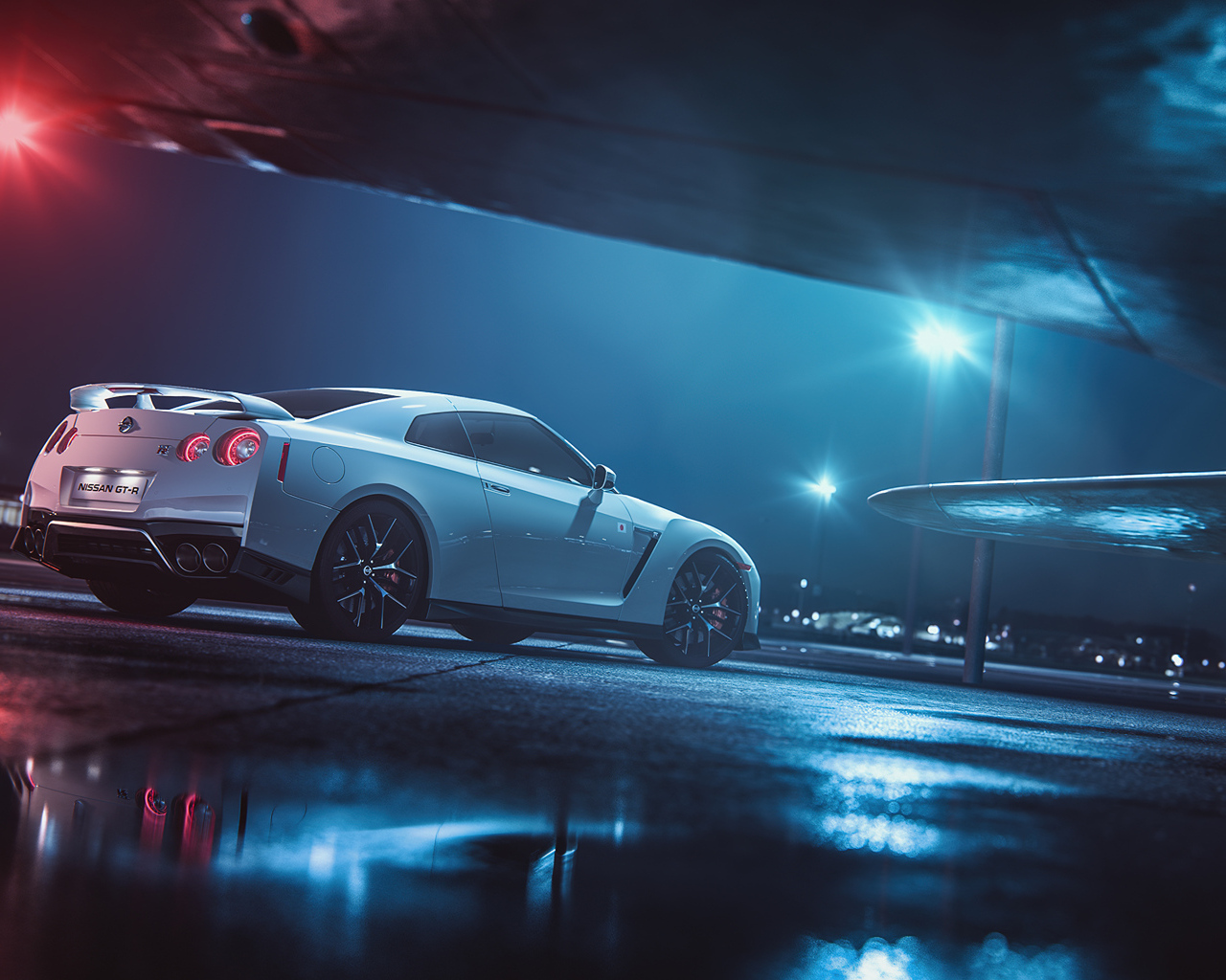 Автомобиль Nissan GTR в свете фонарей