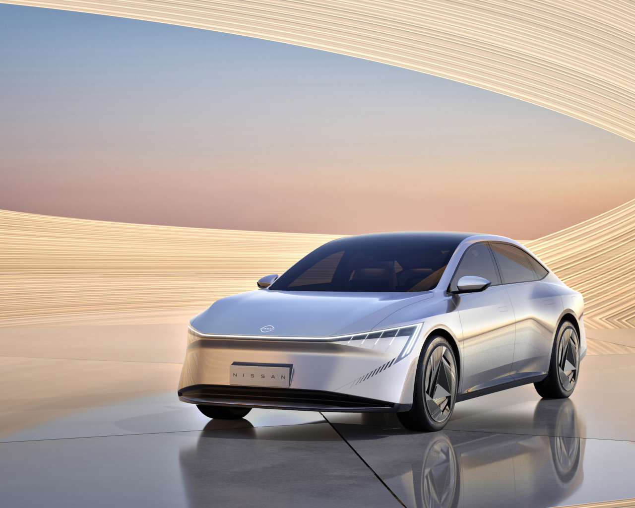 Серебристый Nissan Evo Concept 2024 года