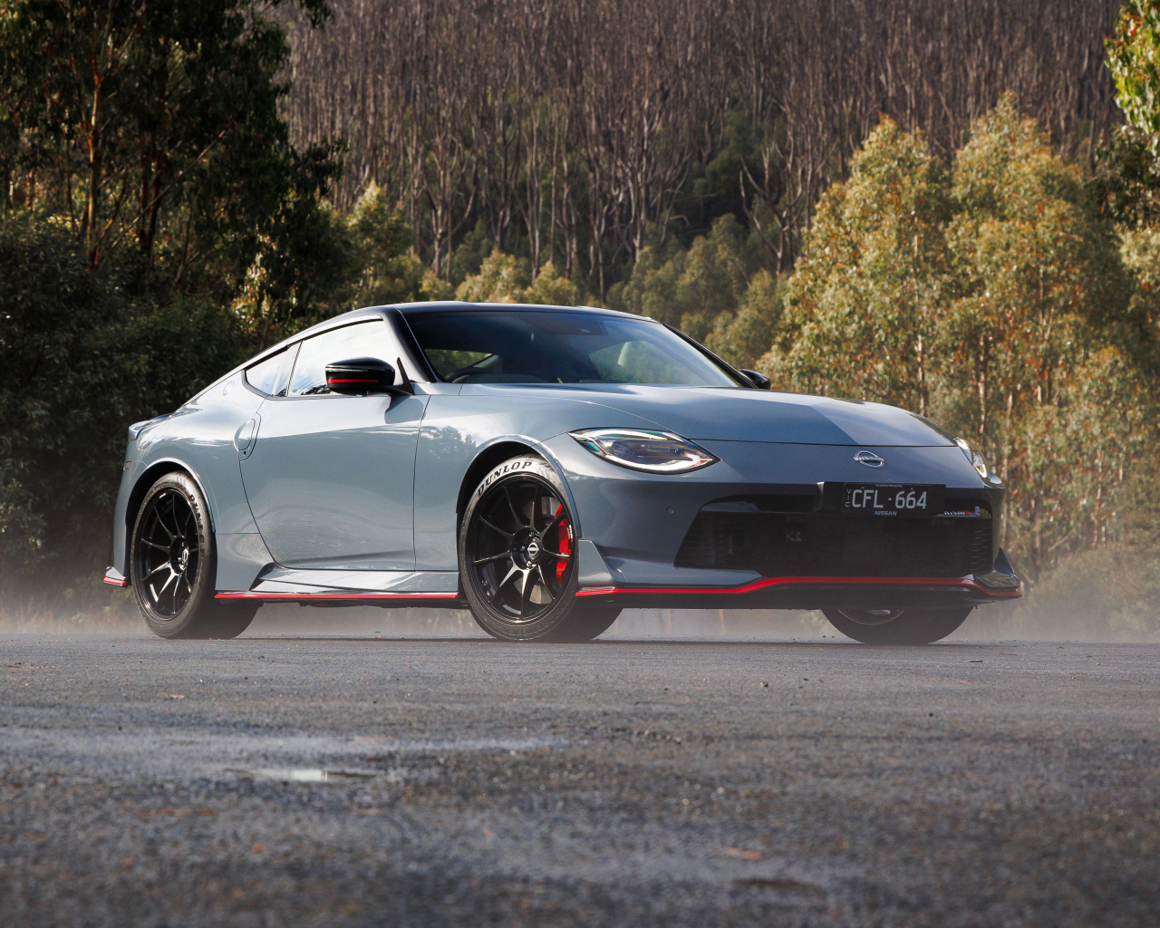 Серебристый автомобиль Nissan Z Nismo 2024 года