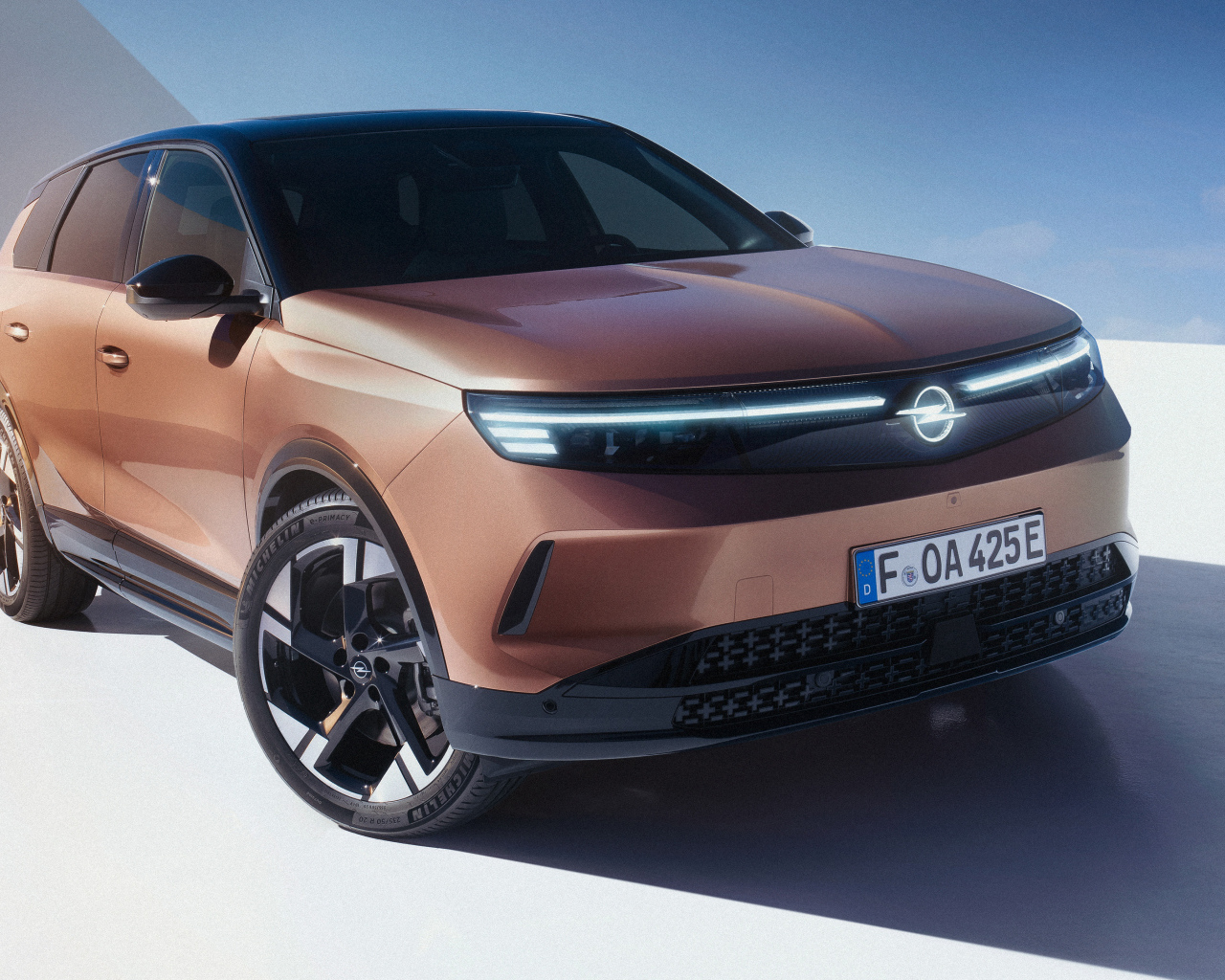 Коричневый автомобиль Opel Grandland Electric 2024 года