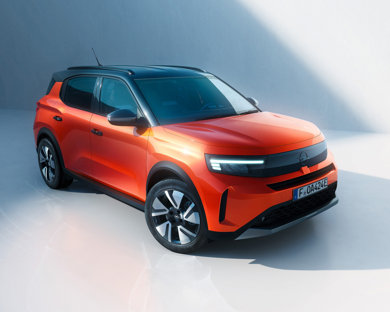 Красный автомобиль Opel Frontera Electric 2024 года