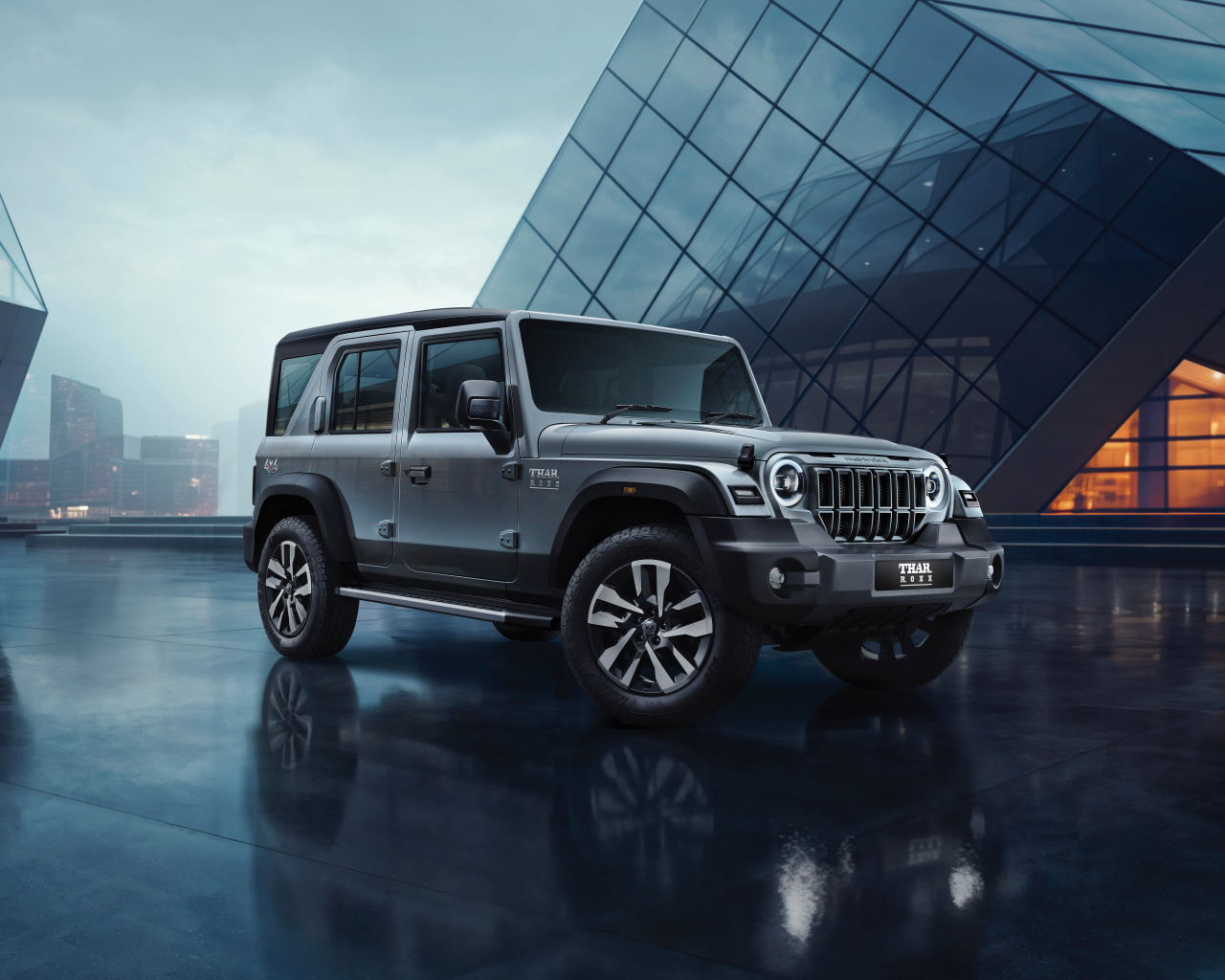 Джип Mahindra Thar Roxx 2024 года у здания