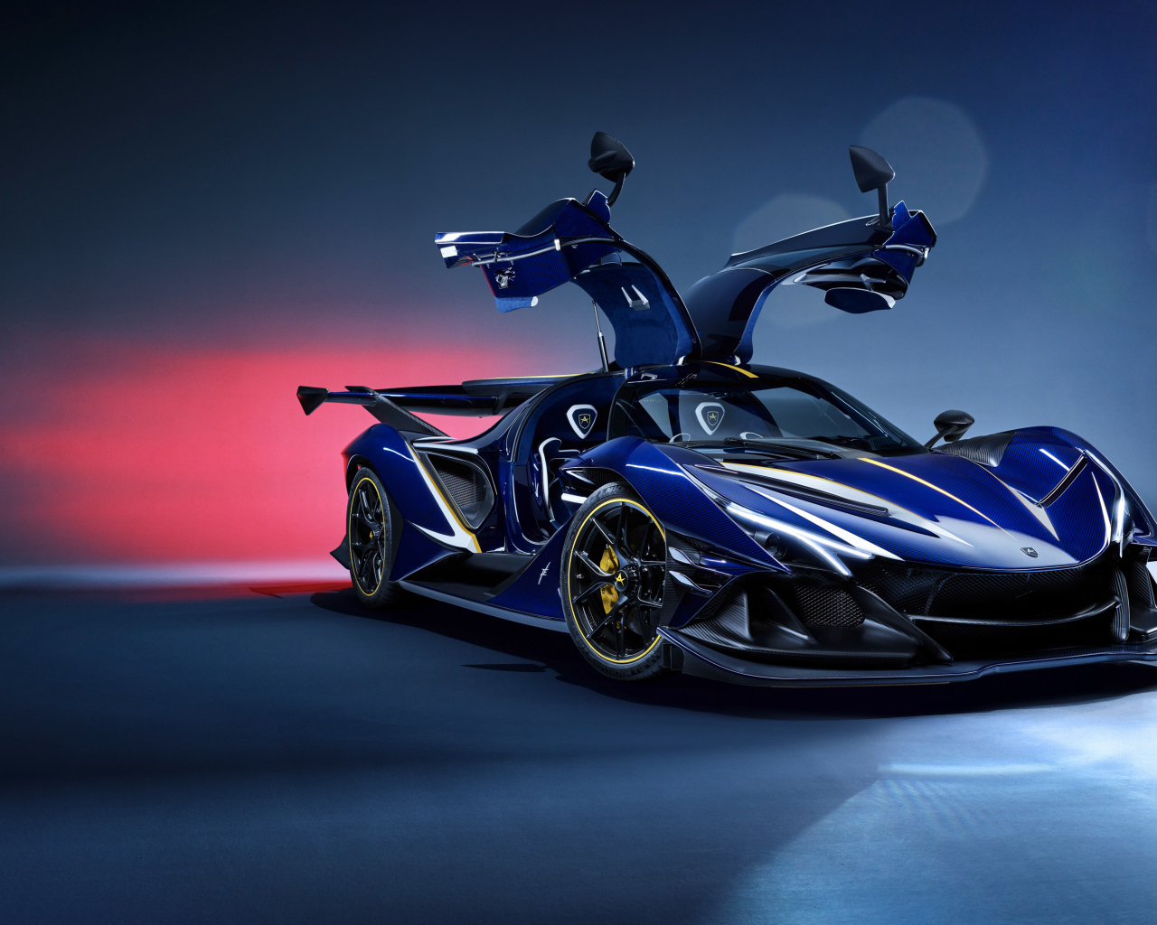 Автомобиль  Apollo Intensa Emozione с открытыми дверями