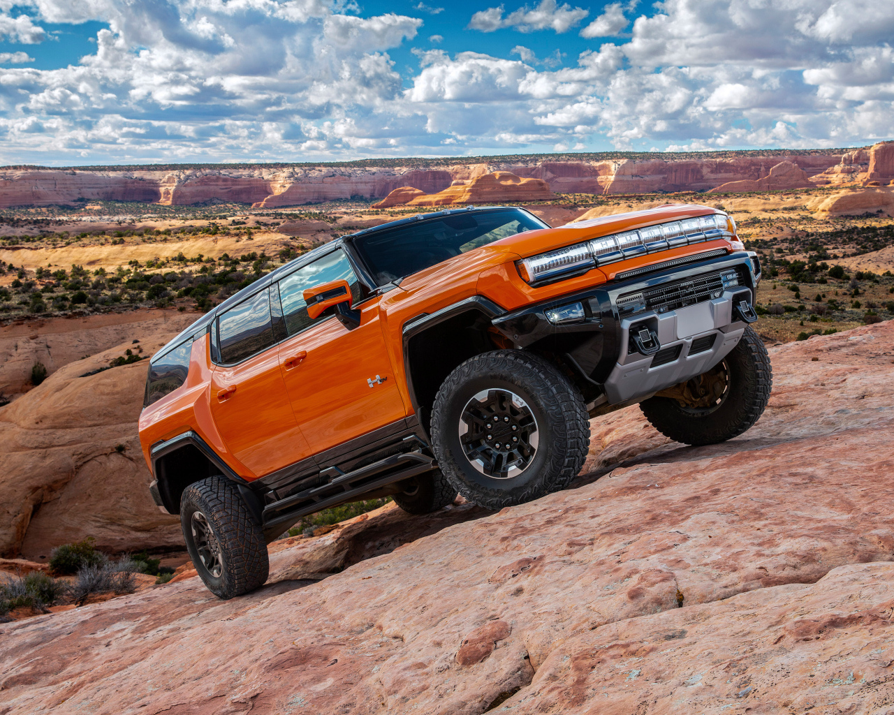 Большой GMC Hummer EV 2024 года в горах