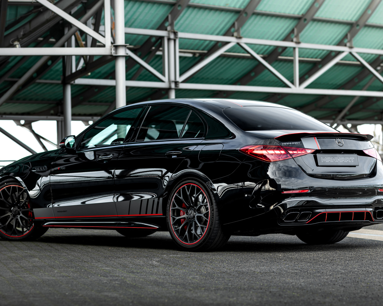 Черный автомобиль Manhart CRE 700 2024 года вид сзади