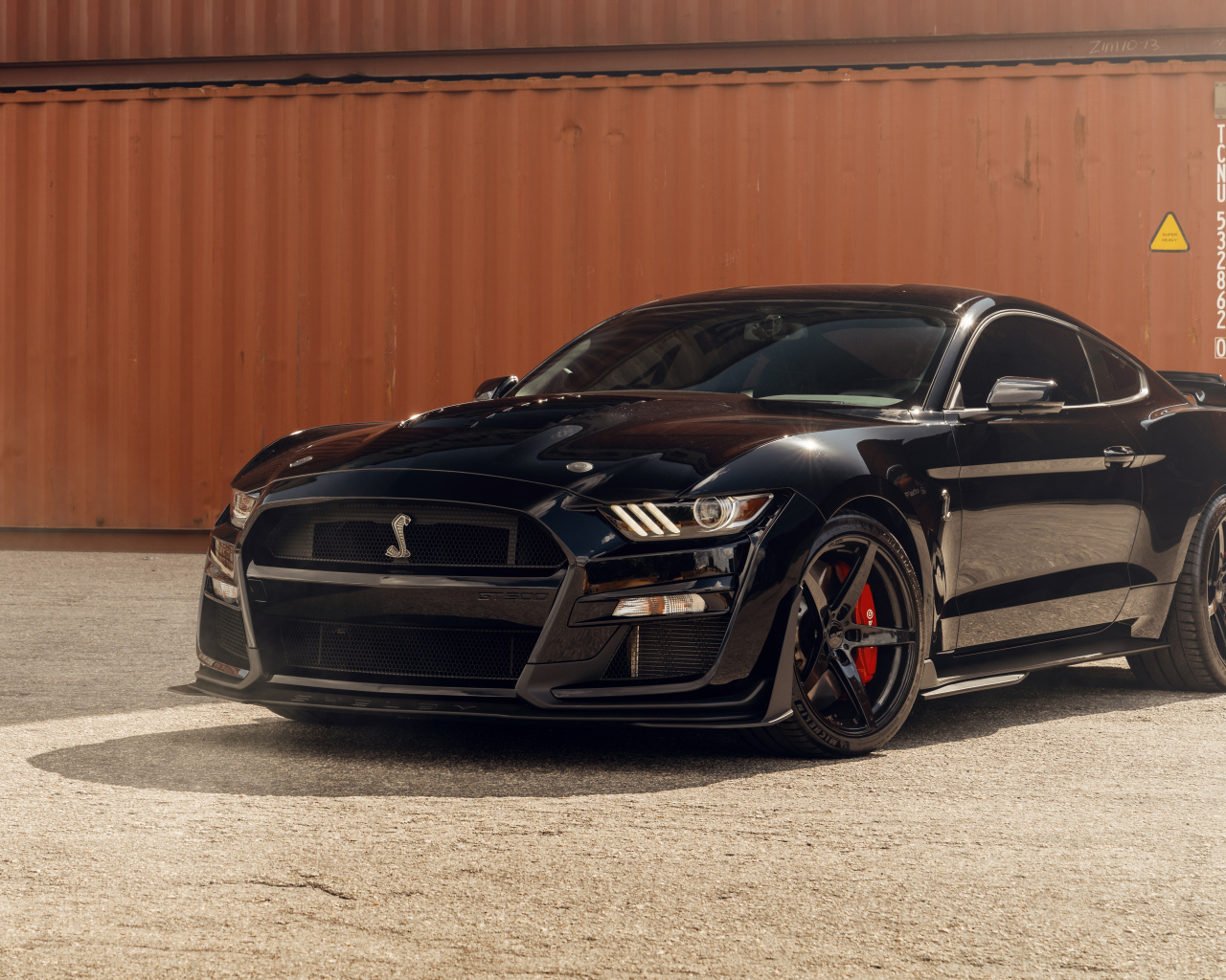 Черный автомобиль Shelby GT500  в порту