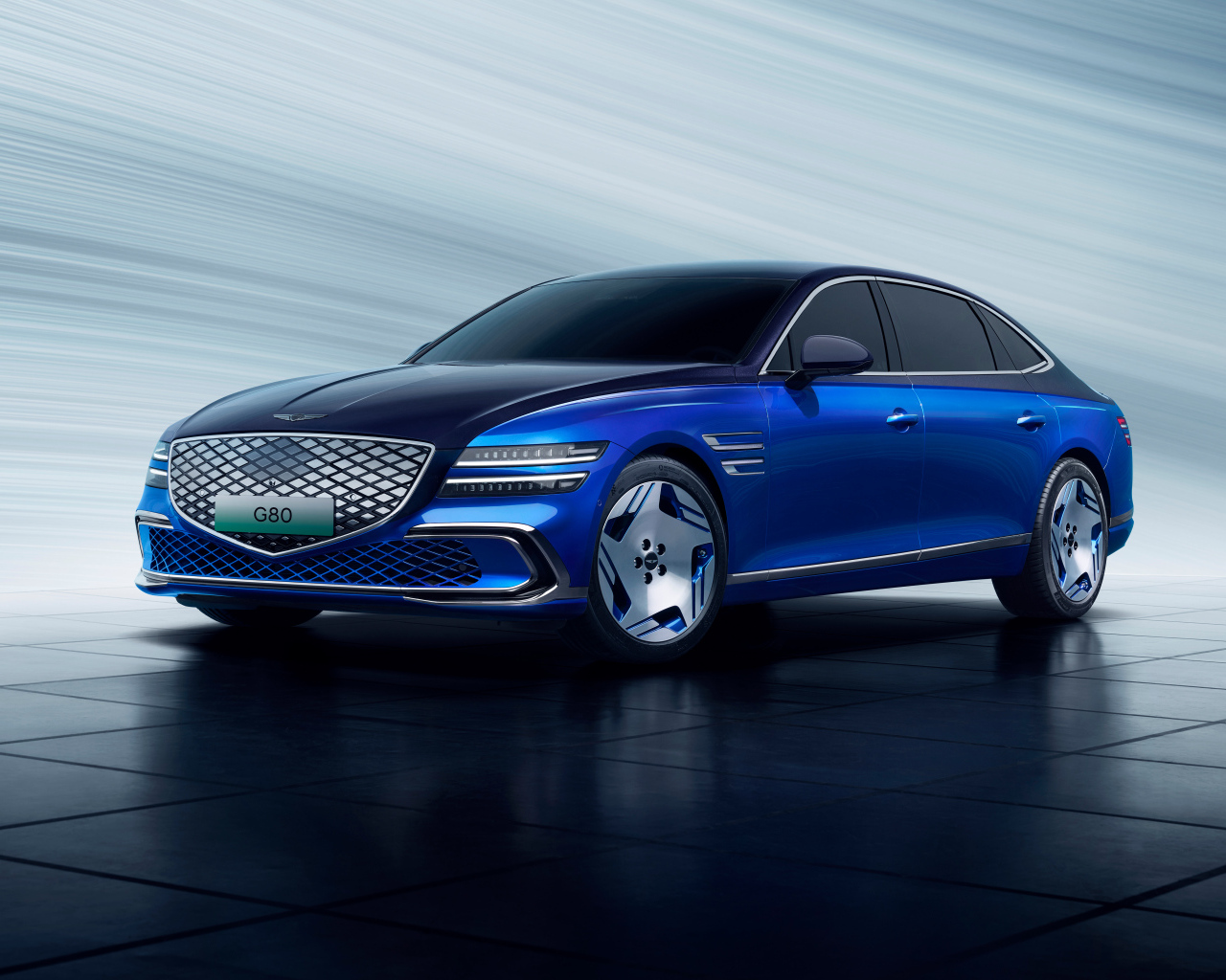 Синий автомобиль Genesis Electrified G80 2024 года