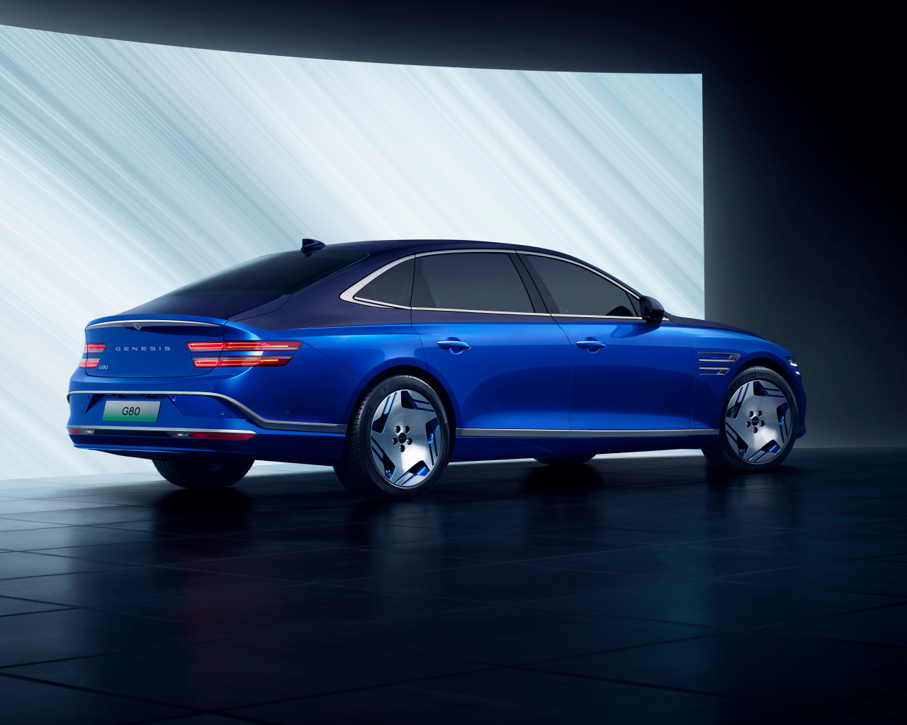 Синий автомобиль Genesis Electrified G80 2024 года вид сзади