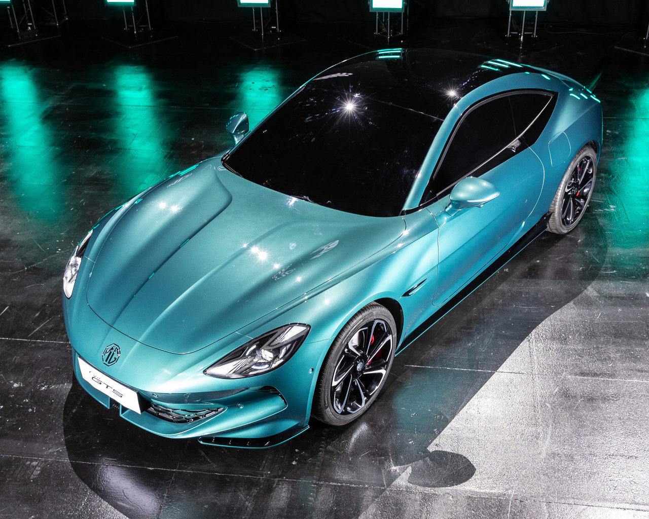 Голубой автомобиль MG Cyber GTS Concept 2024 года