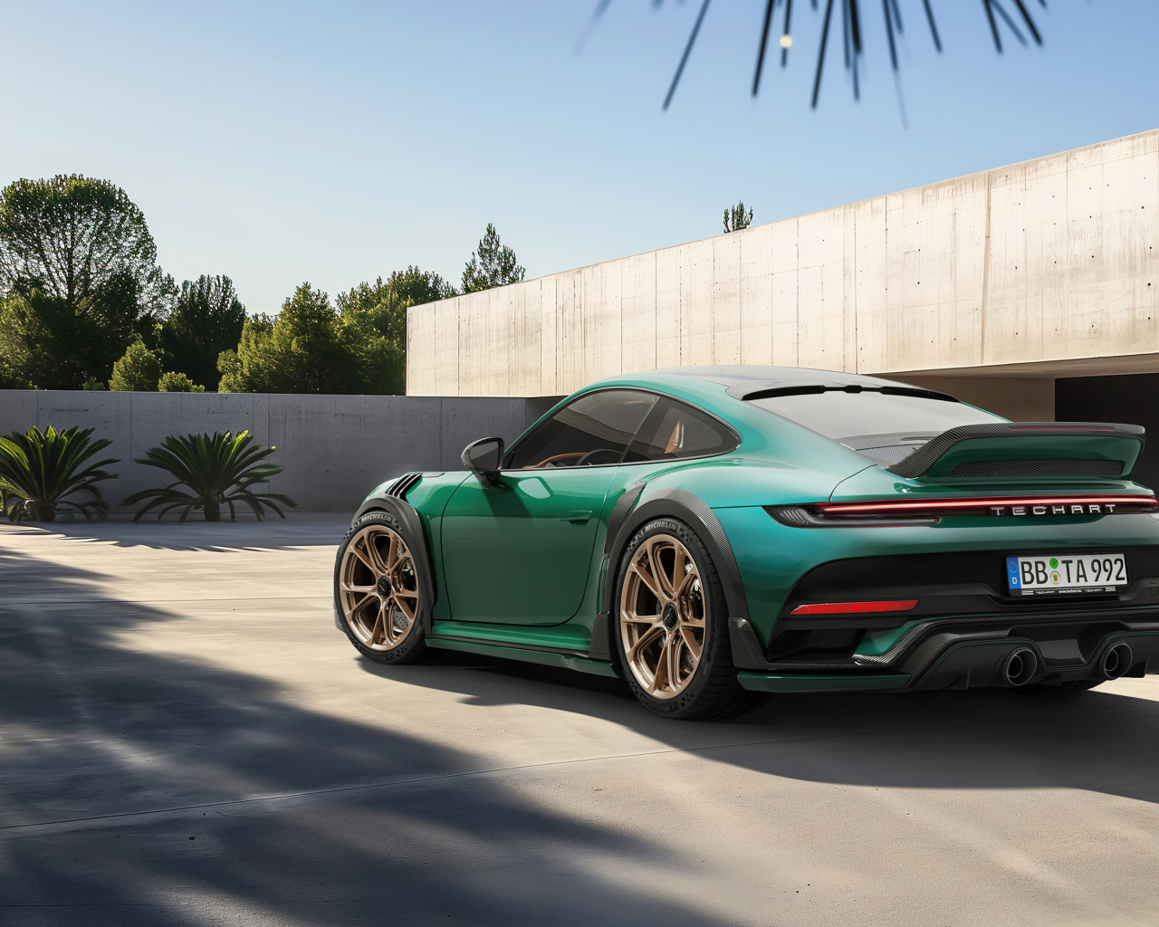 Зеленый автомобиль TechArt GTstreet R Touring вид сзади