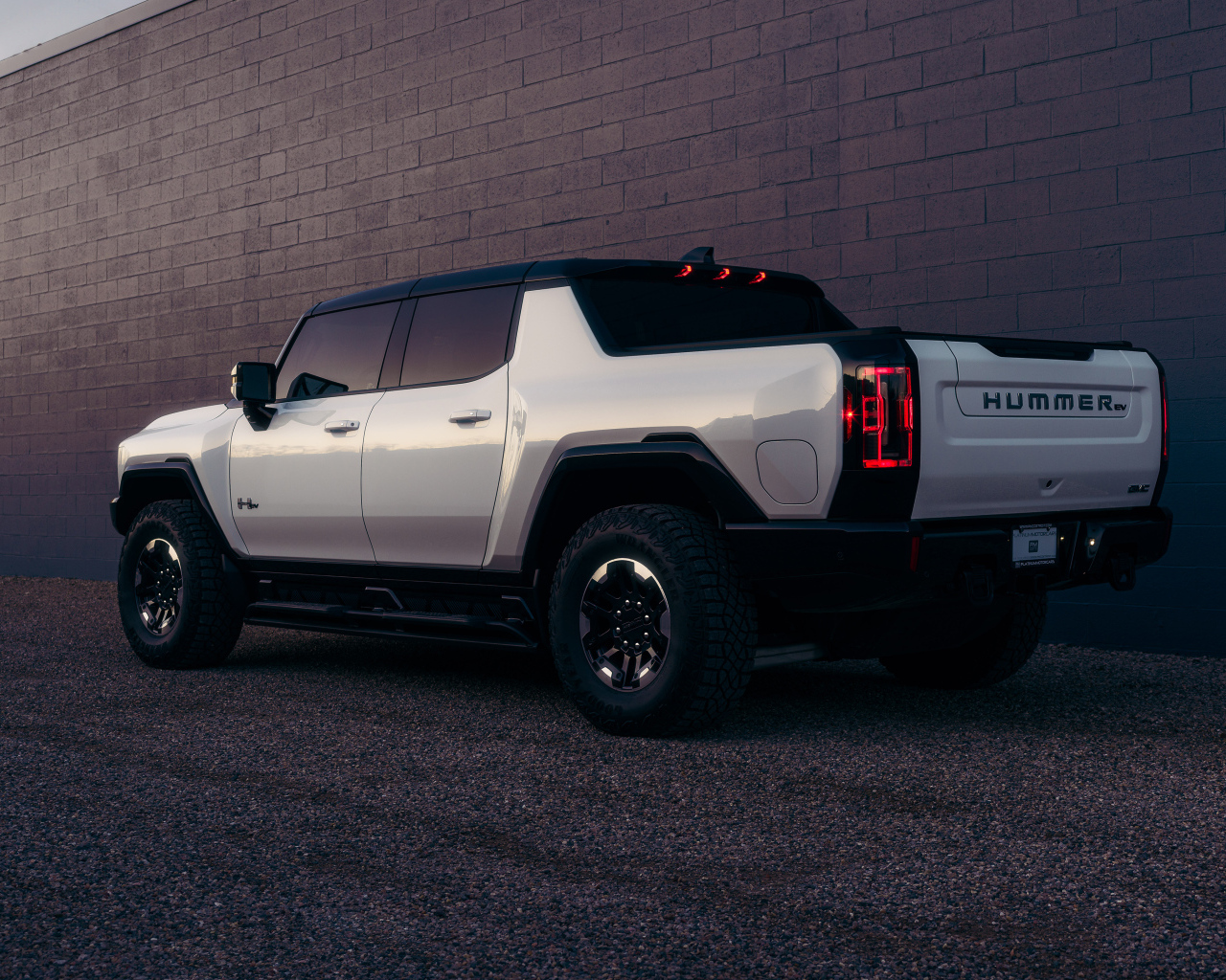 Вид сзади на автомобиль Hummer EV  2024 года