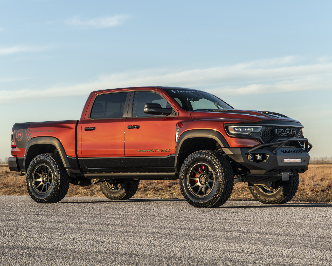 Красный пикап Hennessey Mammoth 1000 Last Stand 2024 года