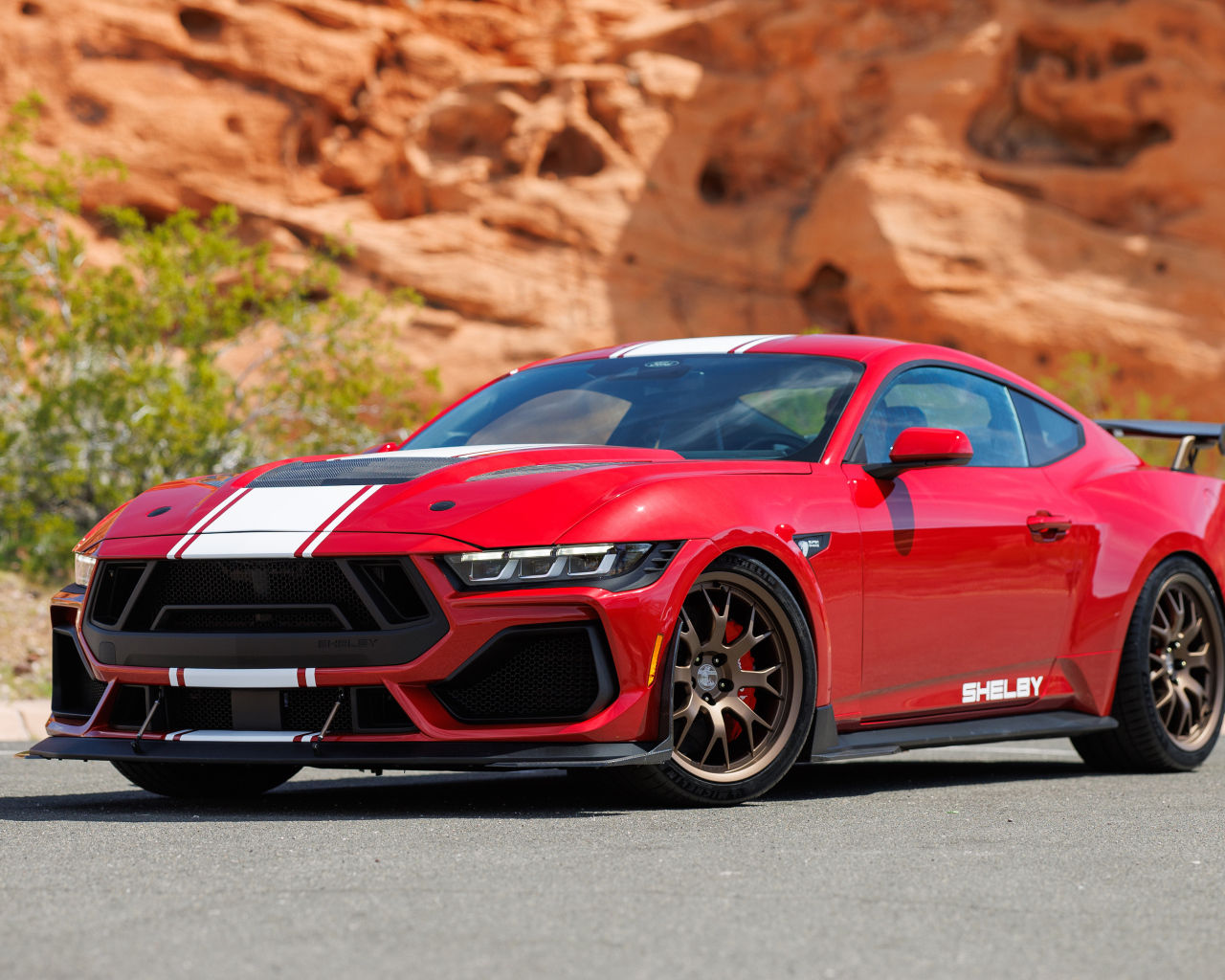 Красный автомобиль Shelby Super Snake 2024 года