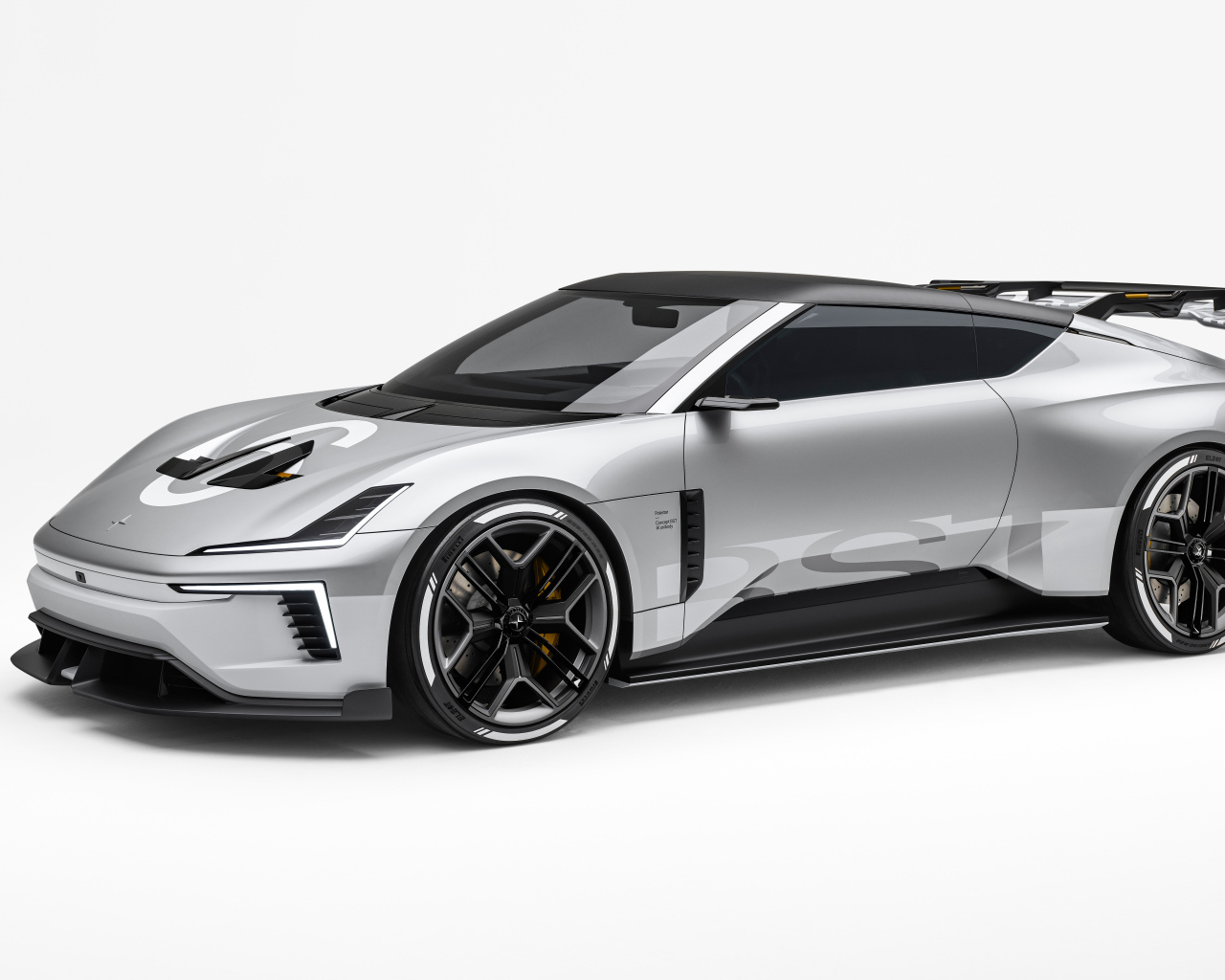 Серебристый автомобиль Polestar Concept BST 2024 года на белом фоне