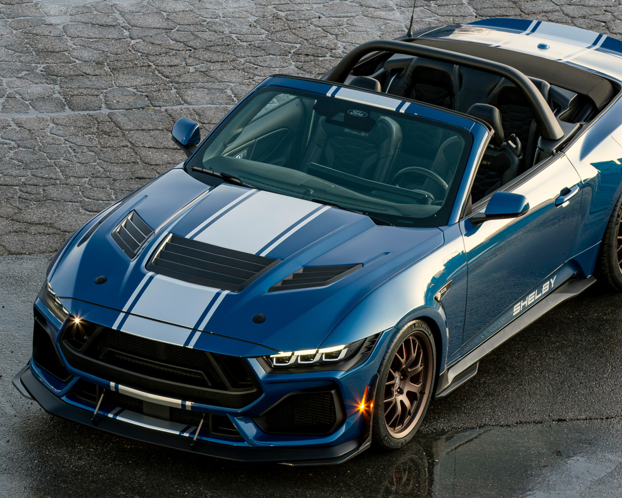 Вид на быстрый автомобиль Shelby Super Snake Convertible 2024 года