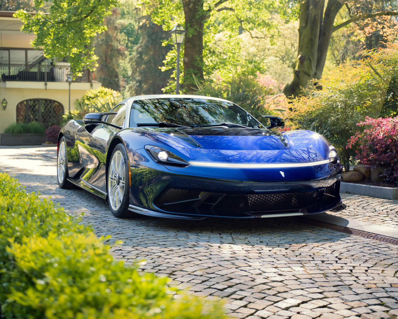 Синий спортивный автомобиль Pininfarina Battista Cinquanta cinque 2024