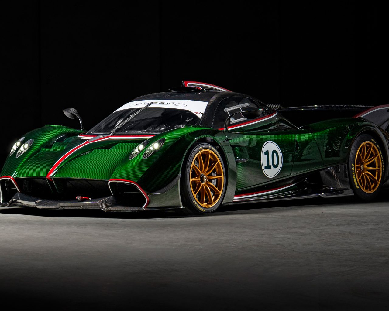 Зеленый автомобиль Pagani Huayra R