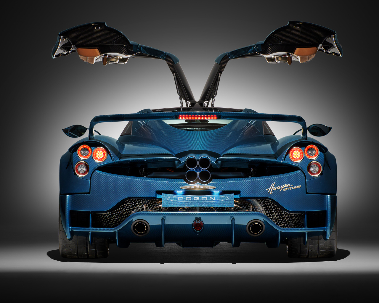 Вид сзади на автомобиль Pagani Huayra Epitome 2024 года с открытыми дверями