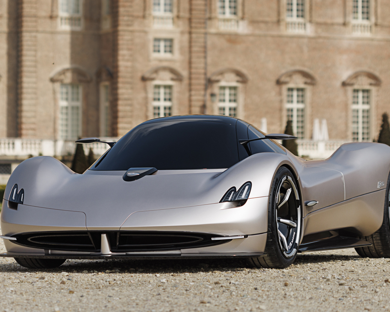 Серебристый дорогой автомобиль Pagani Alisea By IED 2024 года