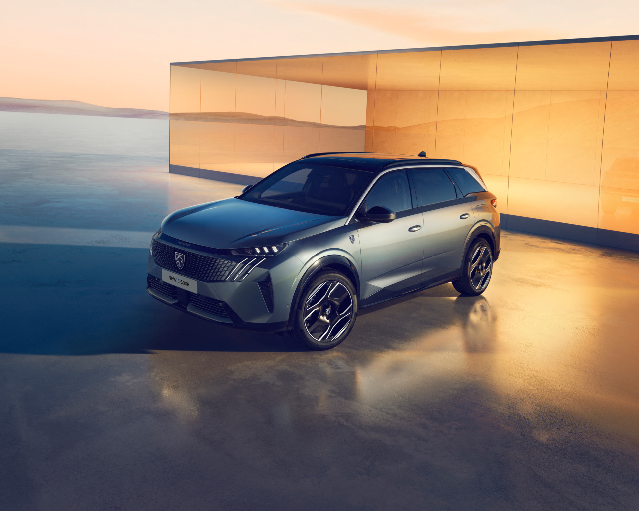 Автомобиль Peugeot E-5008 GT 2024 года у стены