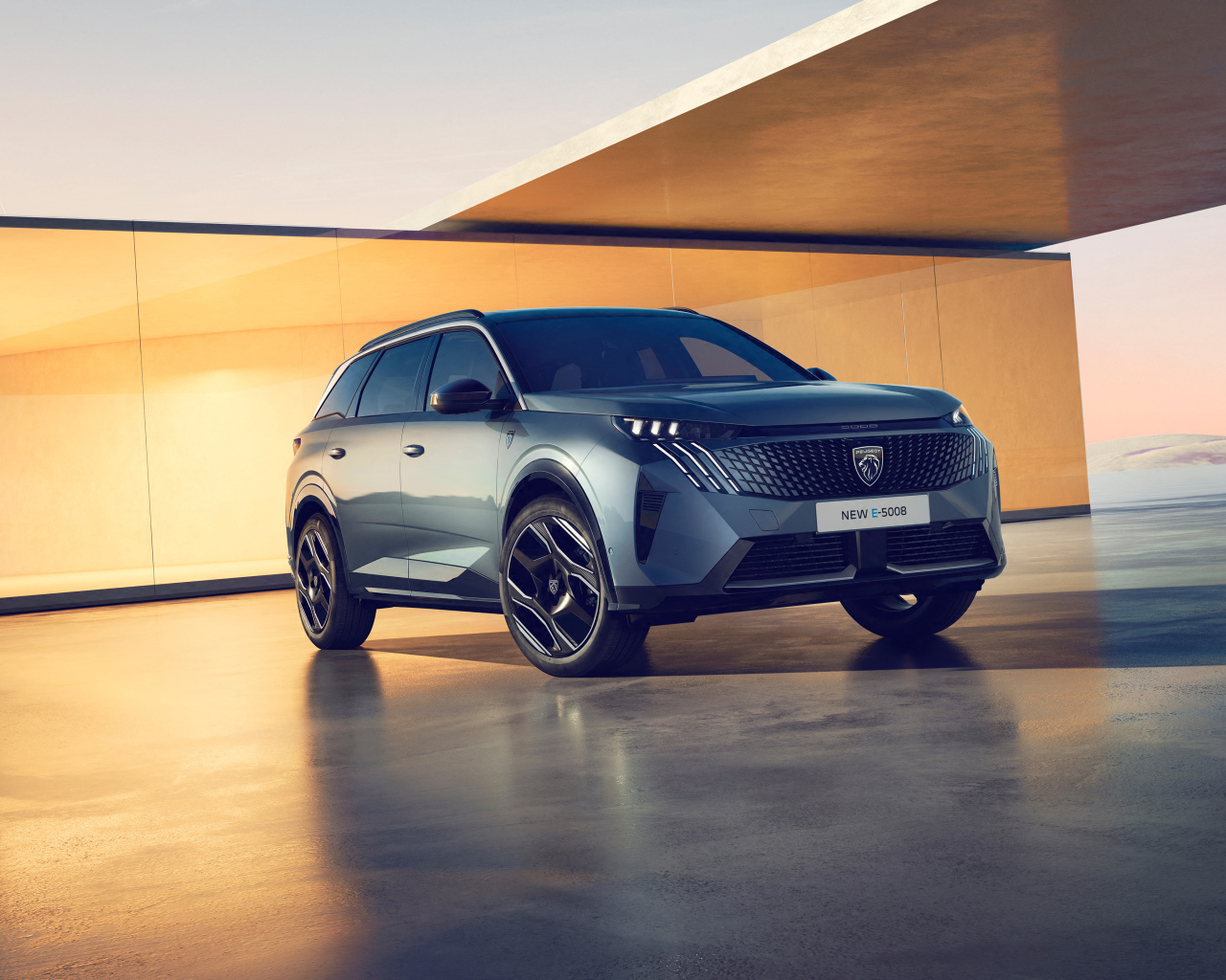 Стильный серебристый кроссовер Peugeot E-5008 GT 2024 года