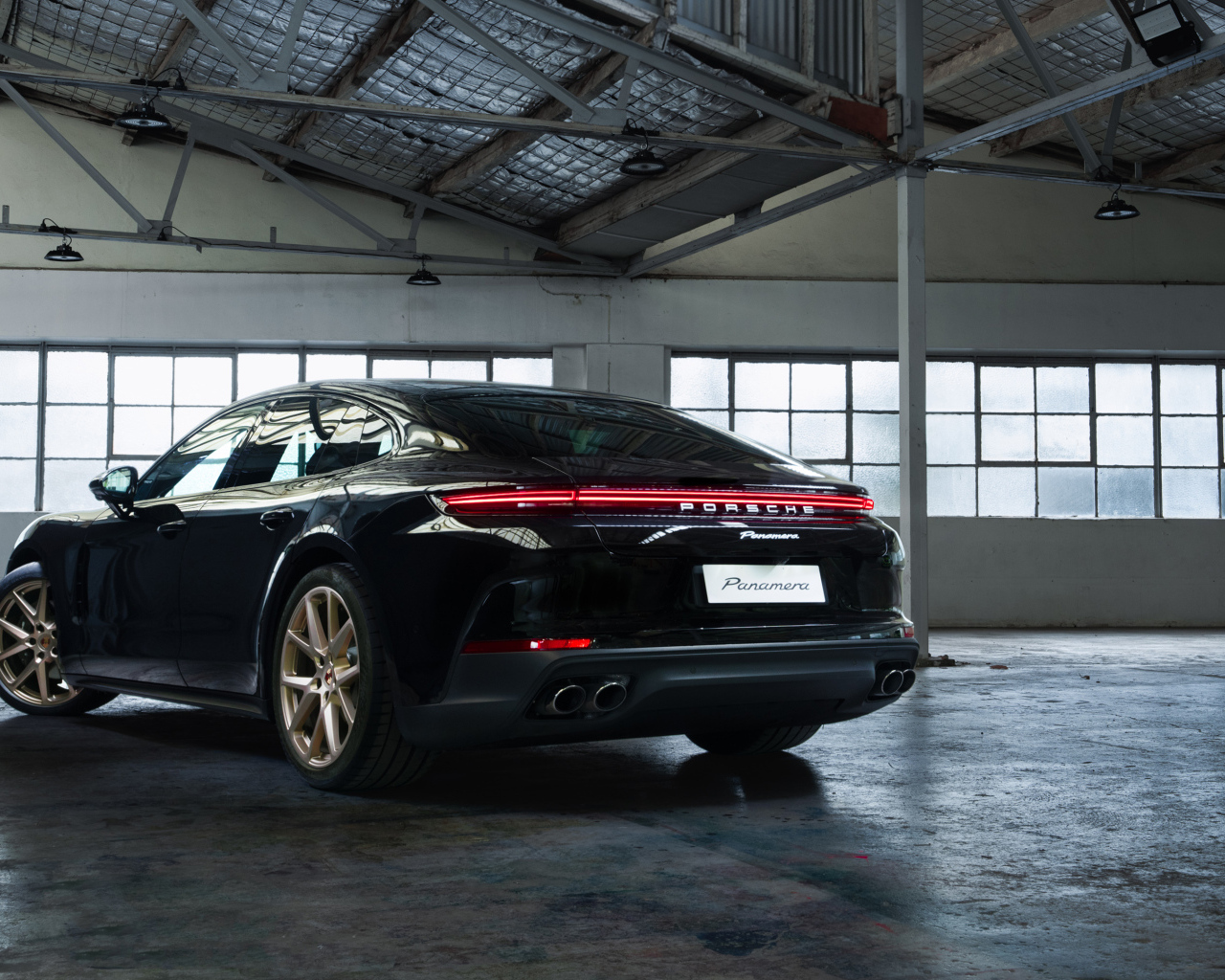 Вид сзади на автомобиль Porsche Panamera 2024  года