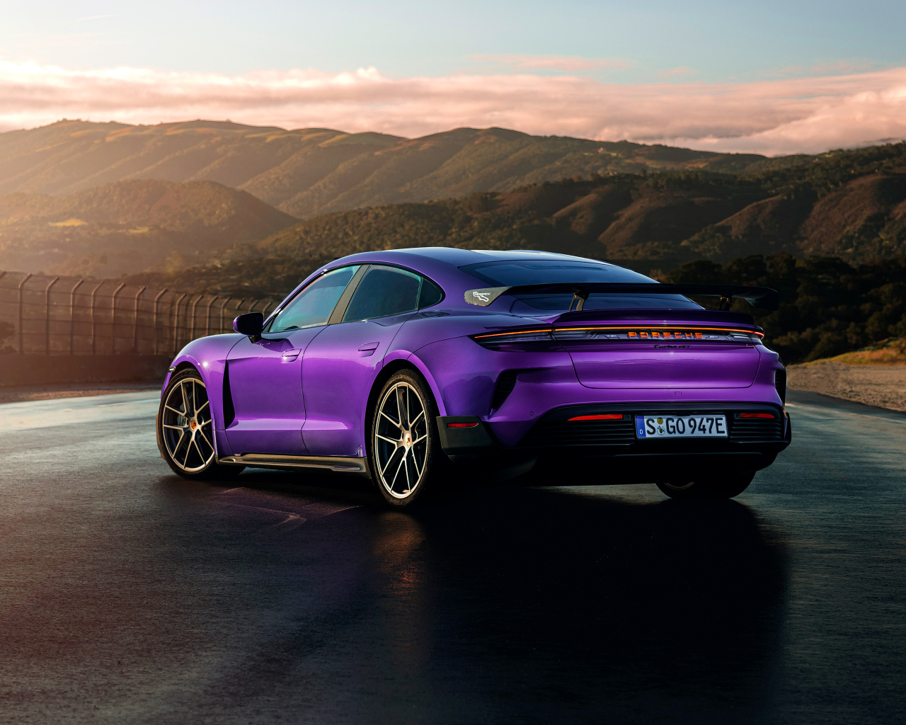 Автомобиль Porsche Taycan Turbo GT Weissach Package 2024 года вид сзади