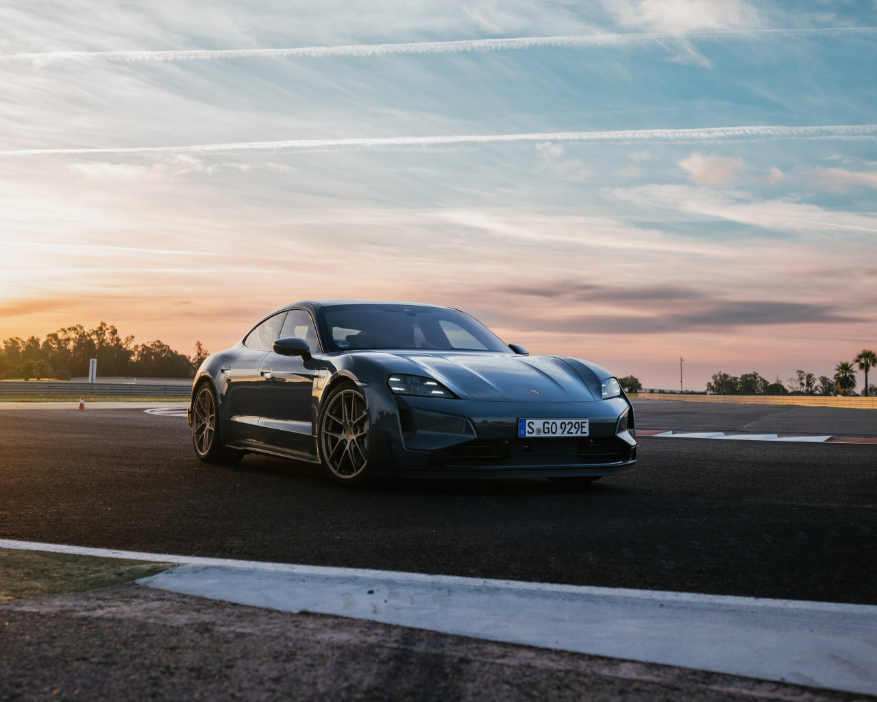 Автомобиль Porsche Taycan Turbo GT 2024 года на фоне неба