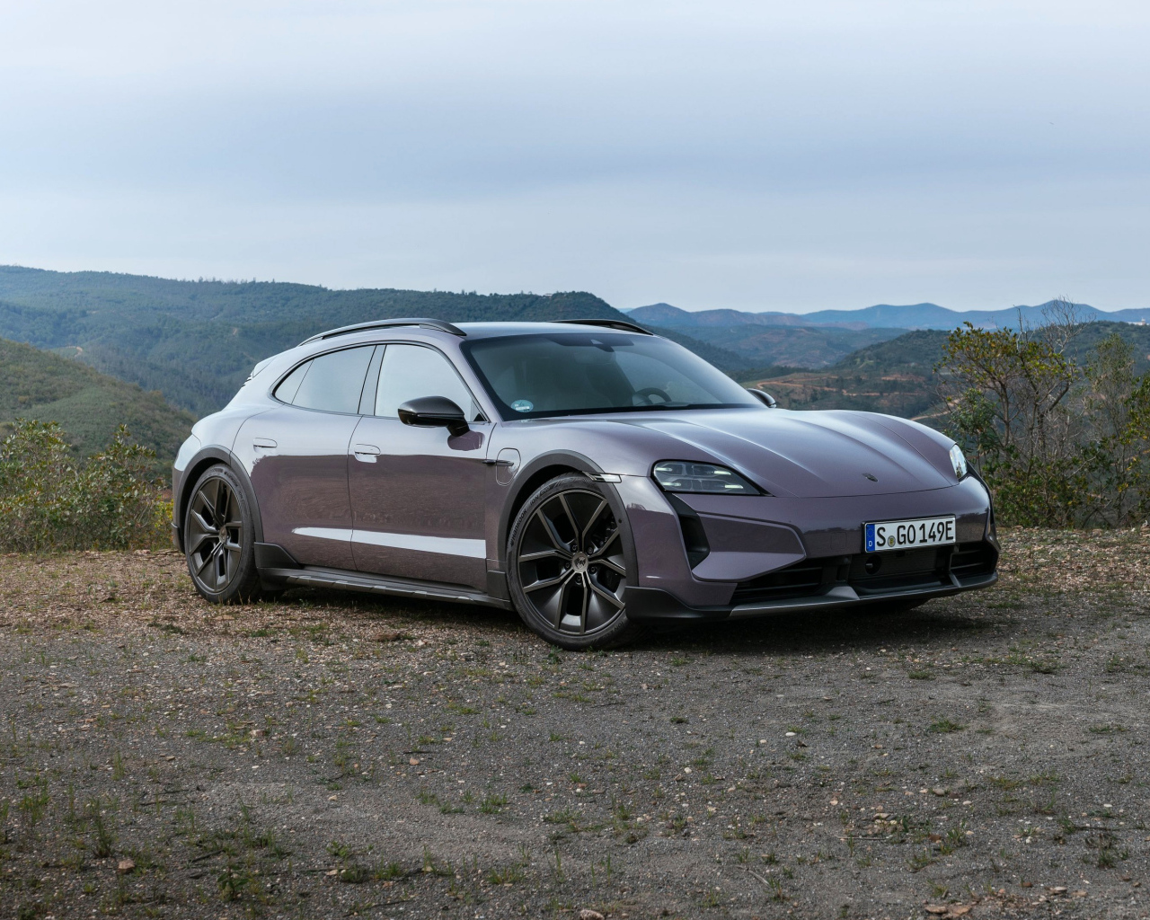 Автомобиль Porsche Taycan Turbo S Cross Turismo 2024 года