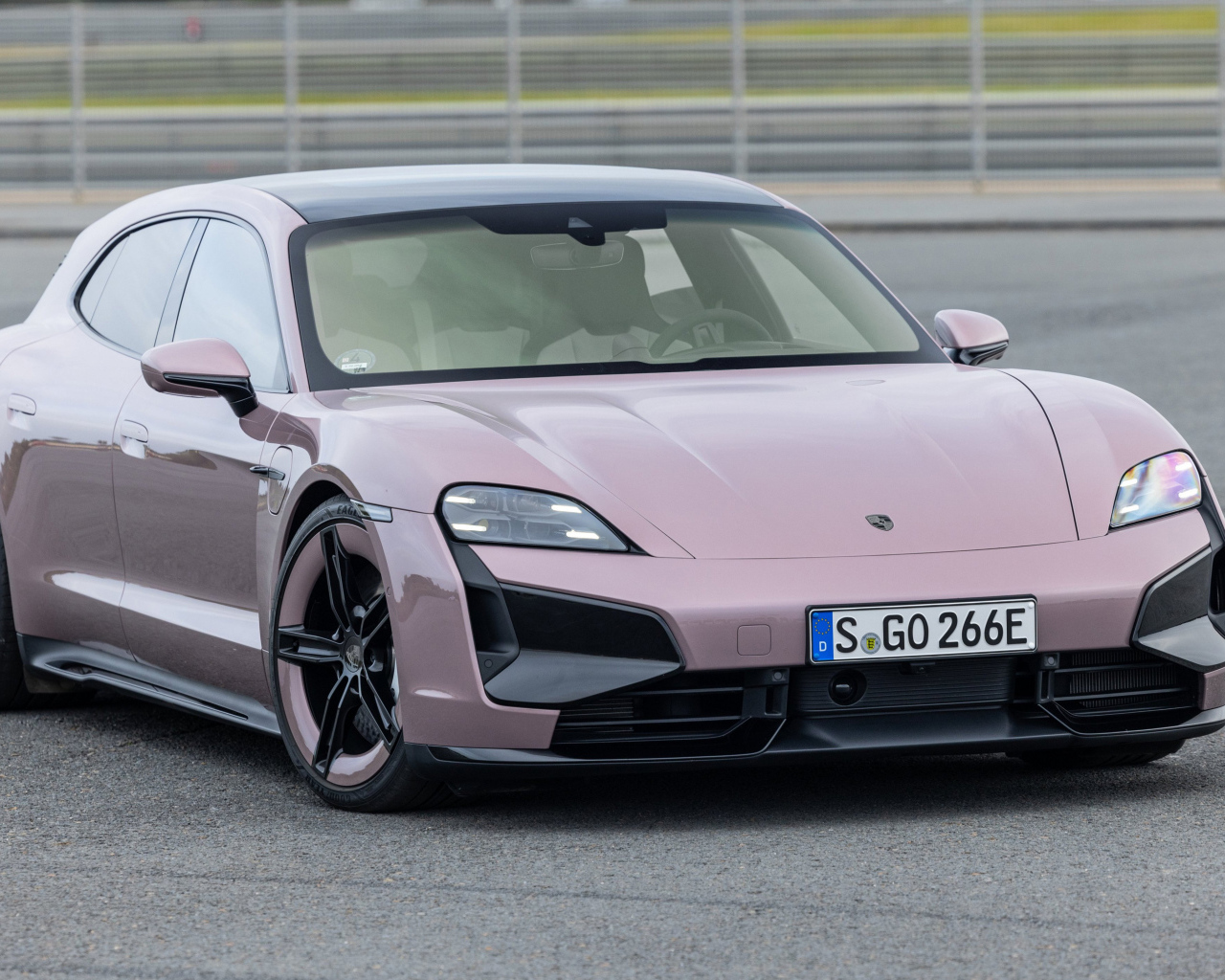 Автомобиль  Porsche Taycan Turbo Sport Turismo 2024 года